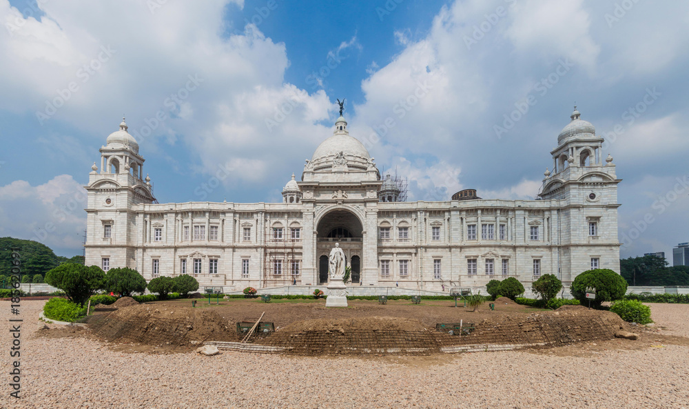 Obraz premium Victoria Memorial and George Curzon statue in Kolkata (Calcutta), India