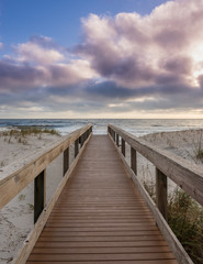 Fototapete Abstieg zum Strand Morgenwolken über Strandzugang in Florida  © kellyvandellen
