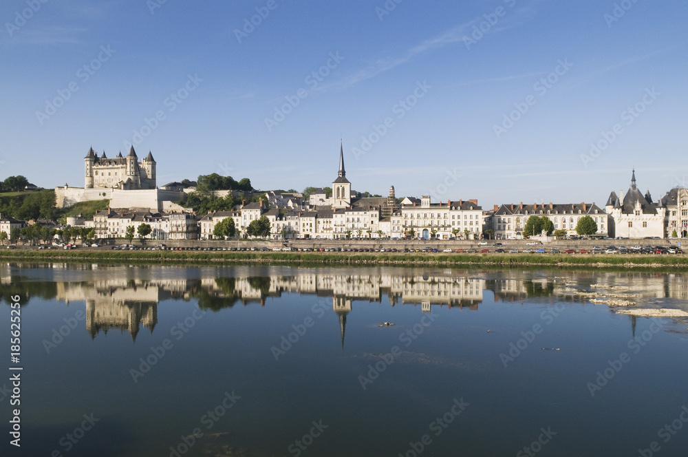 Blick über Loire auf Altstadt Saumur, Schloss, Kirche Saint-Pierre, Saumur, Département Maine-et-Loire, Frankreich
