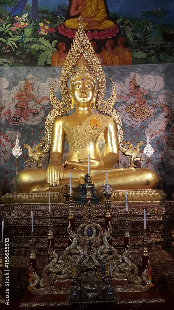 Obraz premium Wat Prathat Cho Hae statue of the Buddhism
