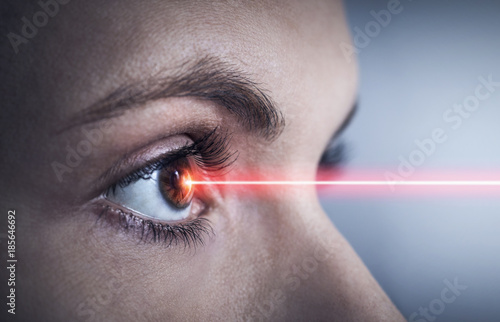 Fototapeta Naklejka Na Ścianę i Meble -  Therapie mit Laser am Auge