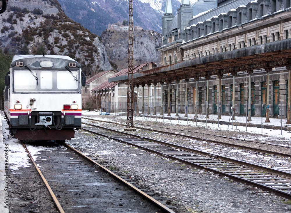 Fototapeta premium train waiting in the station