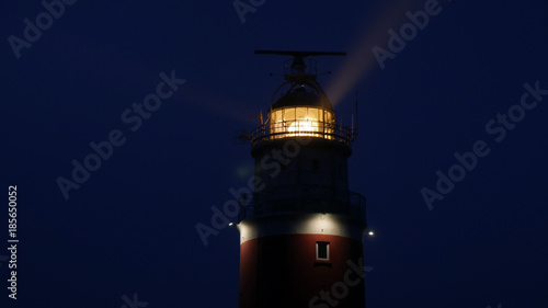 Faro illuminato nel cielo di notte