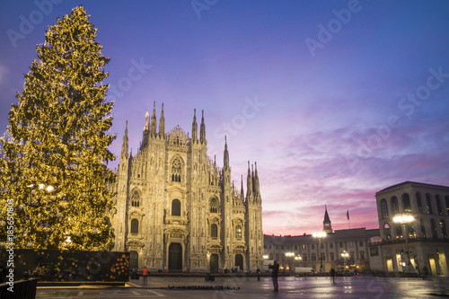 Obraz na płótnie Milan, Italy: Duomo square in december with the christmas tree in front of Milan cathedral, night view