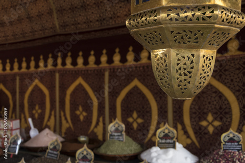 Estilo árabe. Lámpara de metal dorado en un comercio árabe. 