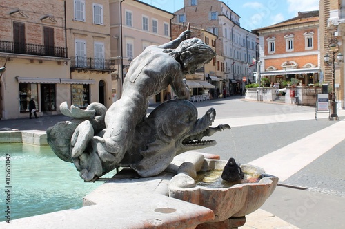 Brunnen im Innhof der Basilika in Loreto photo