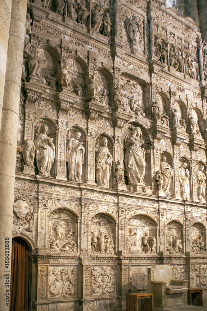 Poblet. Retable de pierre sculptée de  l'abbaye  Santa Maria . Catalogne, Espagne