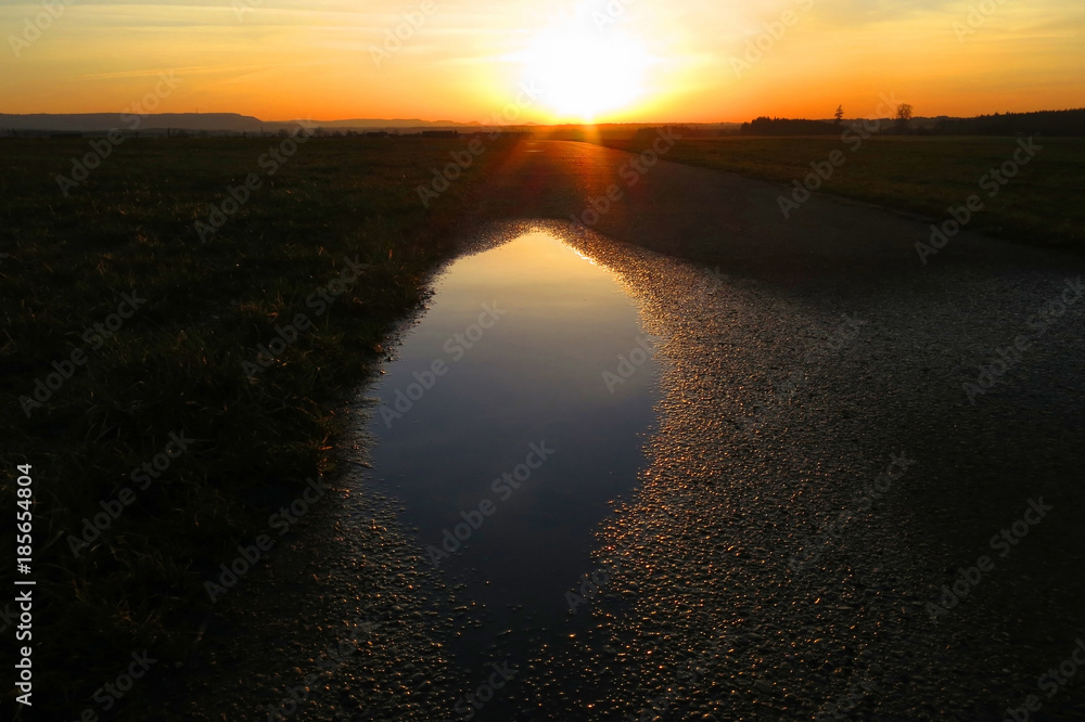 Fototapeta premium Wasserpfütze im Sonnenuntergang