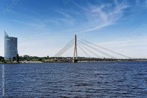 Vansu Brücke in Riga über Fluss Daugava, Lettland © fotobeam