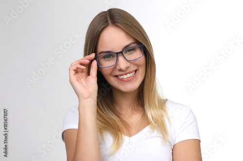 Hübsche blonde Frau mit Brille lacht