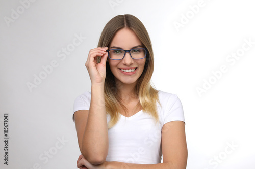 Hübsche blonde Frau mit Brille lacht