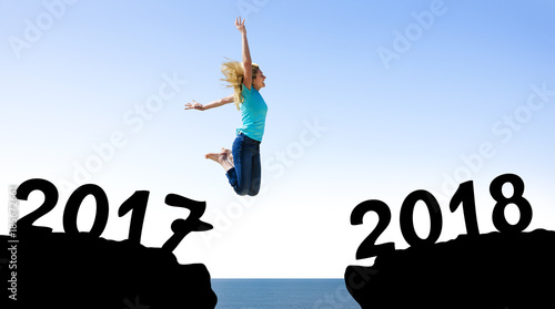 Frau springt in 2018