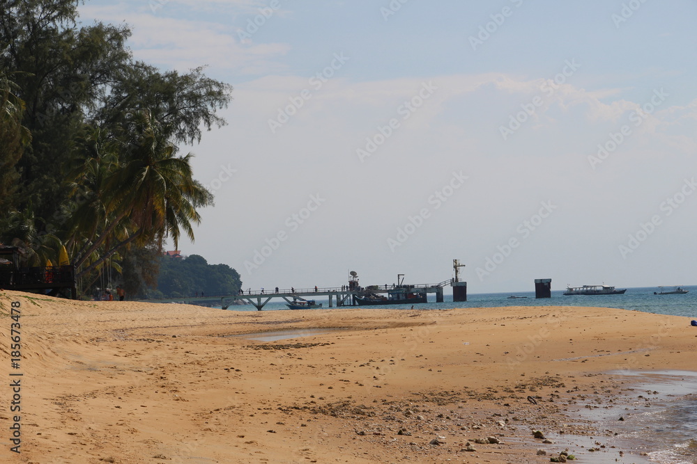 Plage avec ponton