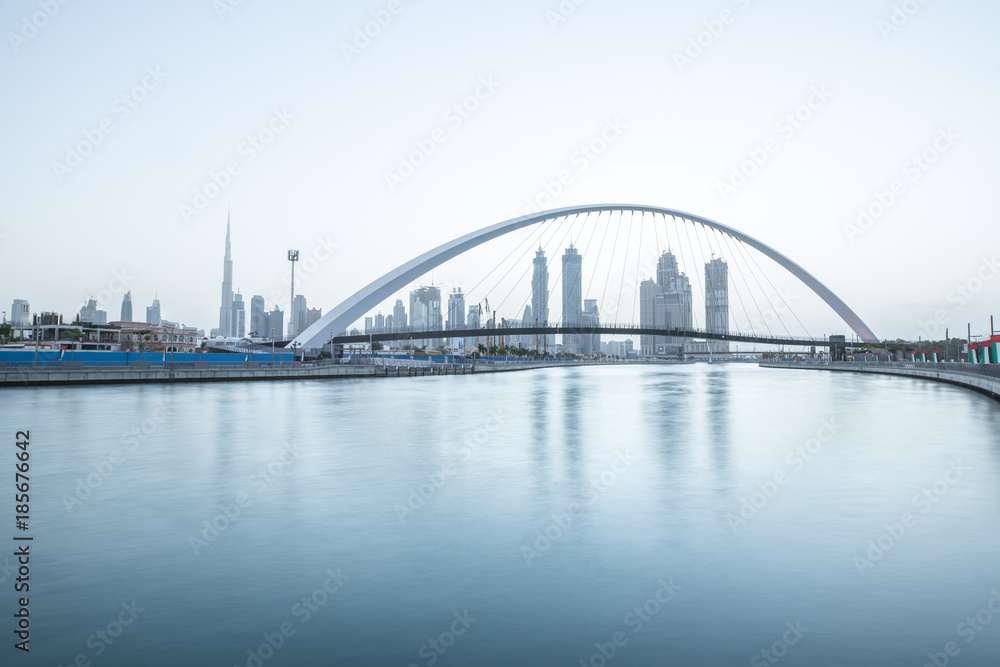 Naklejka premium Jasnoniebieski wschód słońca nad panoramą Dubai Downtown. Dubaj, Zjednoczone Emiraty Arabskie.