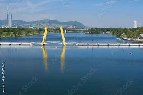 Foto Bridge on the Danube River, whose yellow arms open upwards
