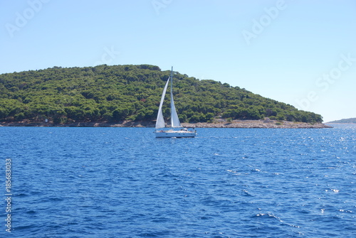 Segelboot vor kroatischer Insel photo