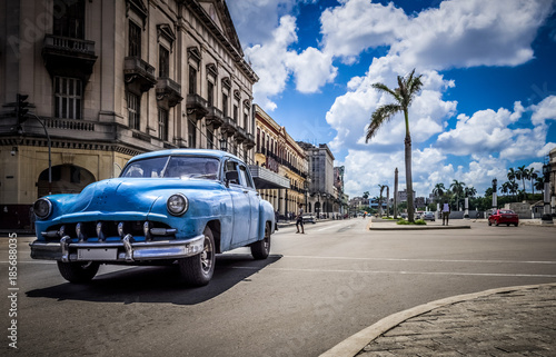 HDR - Amerikanischer blauer Chevrolet Oldtimer auf der Hauptstrasse in Havanna Kuba - Serie Kuba 2016 Reportage