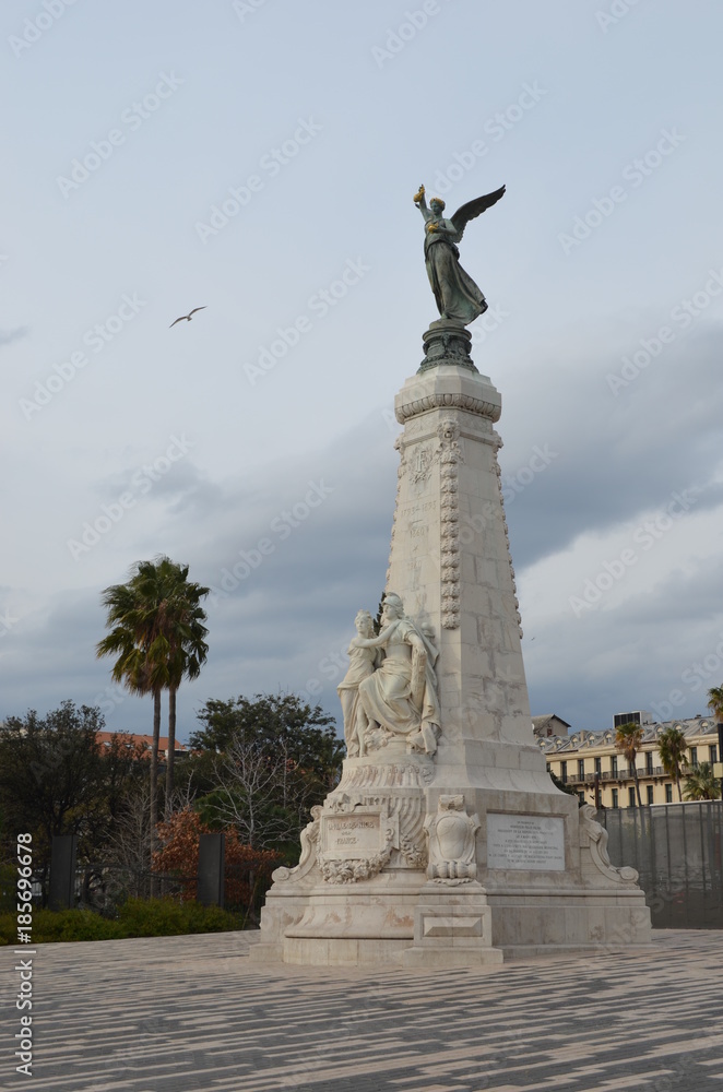 La Ville de Nice Statue