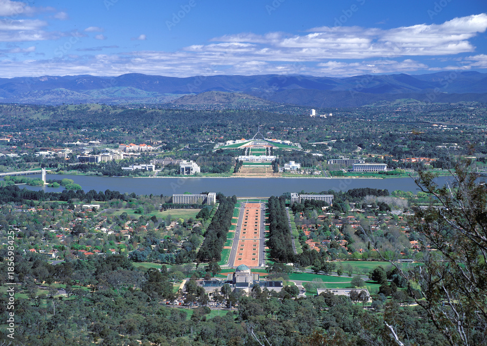 Obraz premium Canberra and new Parliament house and war memorial...