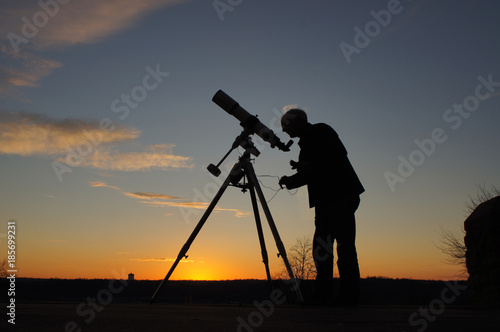 Foto astronomer is silhoutte with telescope