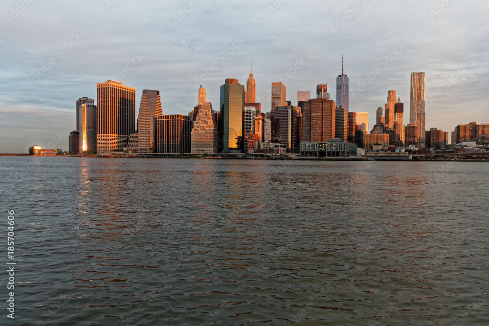Obraz premium ニューヨークの夜明け ブルックリンパークより