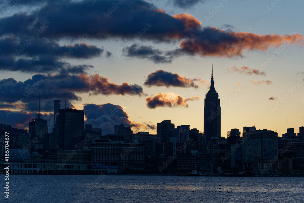 Obraz premium ニューヨークの夜明け ブルックリンパークより