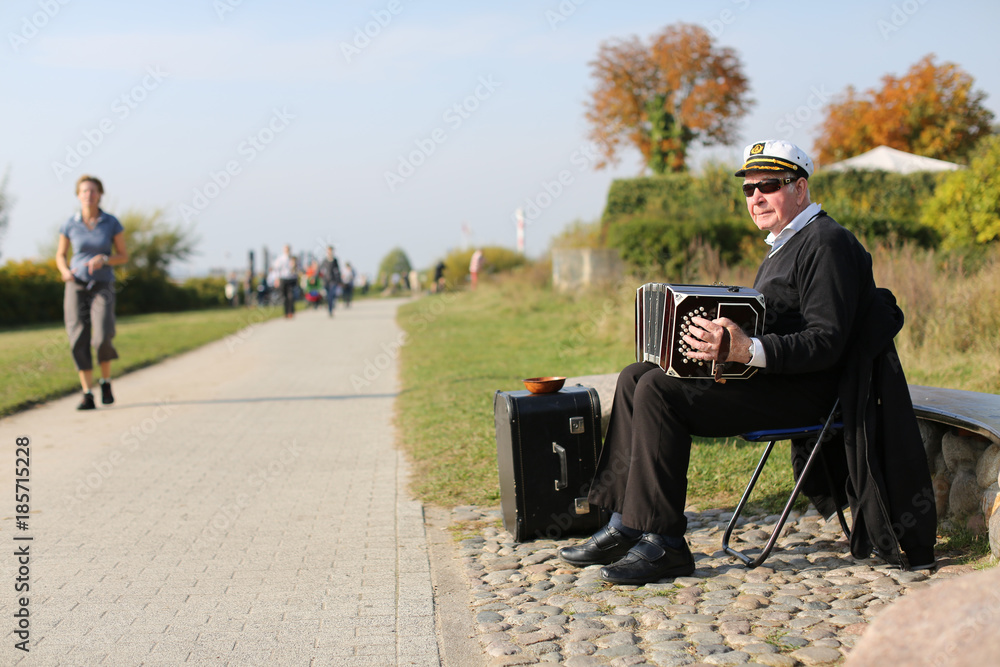 Ziehharmonika-Spieler (Schifferklavier) mit Schiffermütze.Where: Blankenese, Hamburg .When: 21.10.2012. Ziehharmonika-Spieler (Schifferklavier) mit Schiffermütze.Where: Blankenese, Hamburg .When: 21.10.2012.