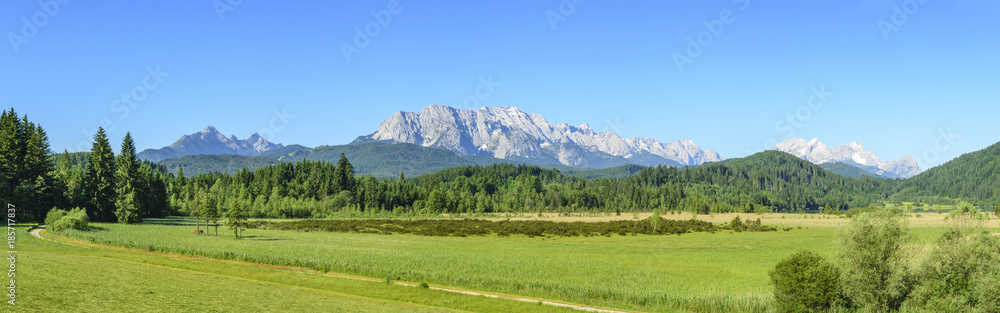 Ausblick ins Wetterstein-Massiv Ausblick ins Wetterstein-Massiv