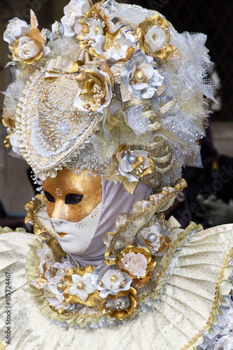 Karneval in Venedig prächtige Masken und Kostüme Frau in Gold