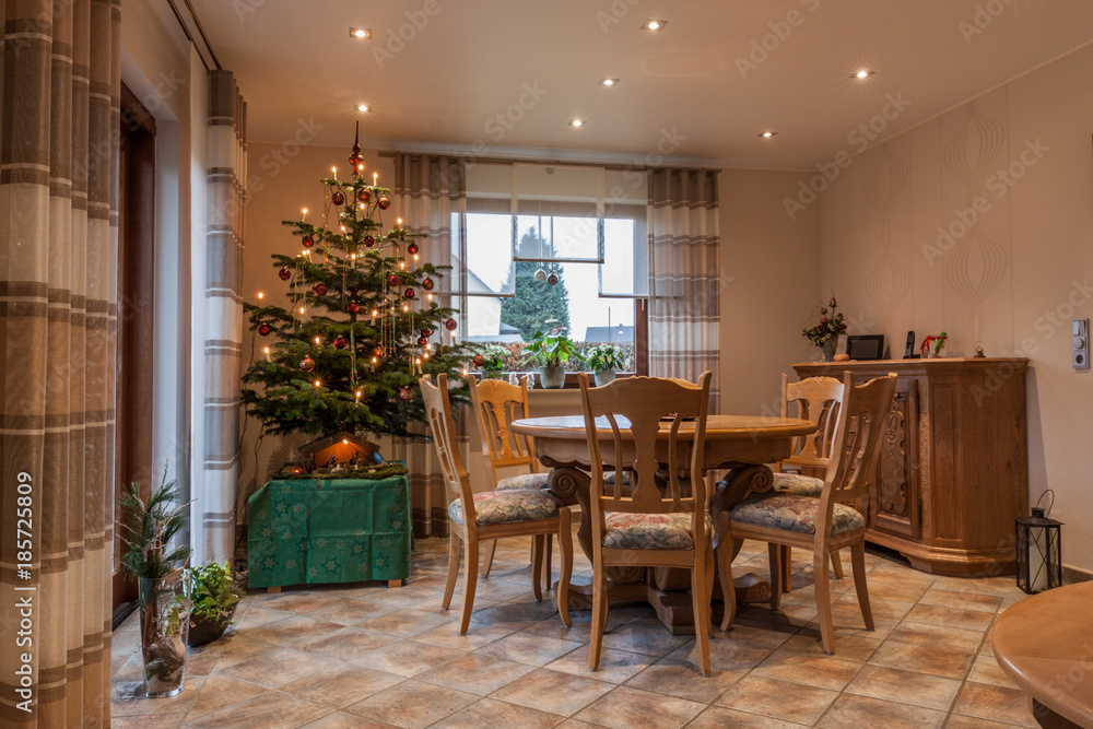Obraz premium Weihnachtsbaum im Esszimmer