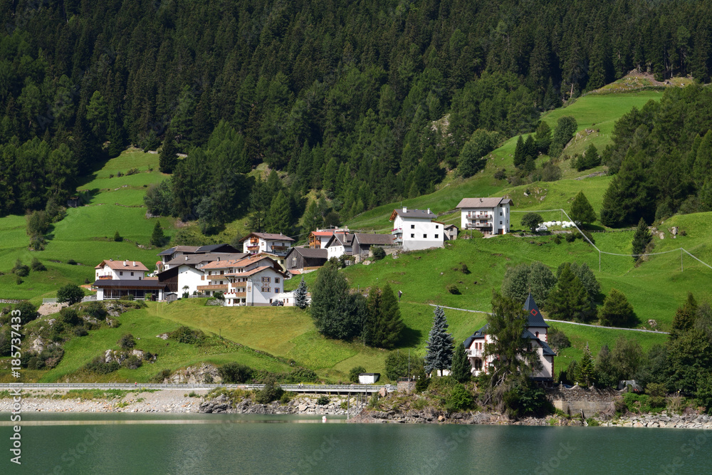 Petit bourg surplombant le Lago di Resia