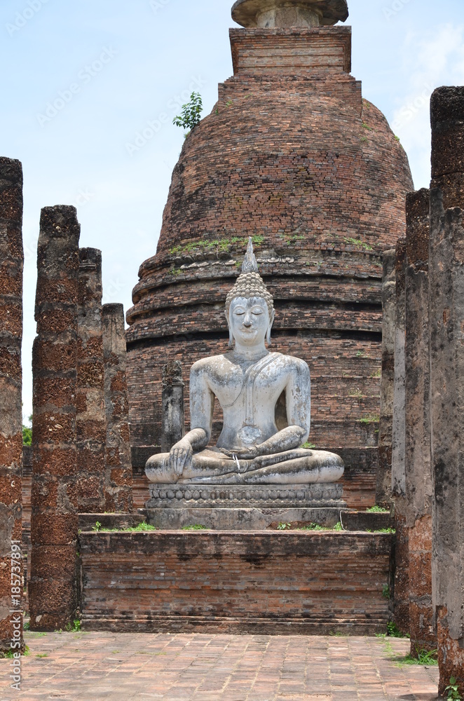 OLD SUKHOTHAI BOUDDHA ASSIS WAT SORASAK THAÏLANDE OLD SUKHOTHAI BOUDDHA ASSIS WAT SORASAK THAÏLANDE