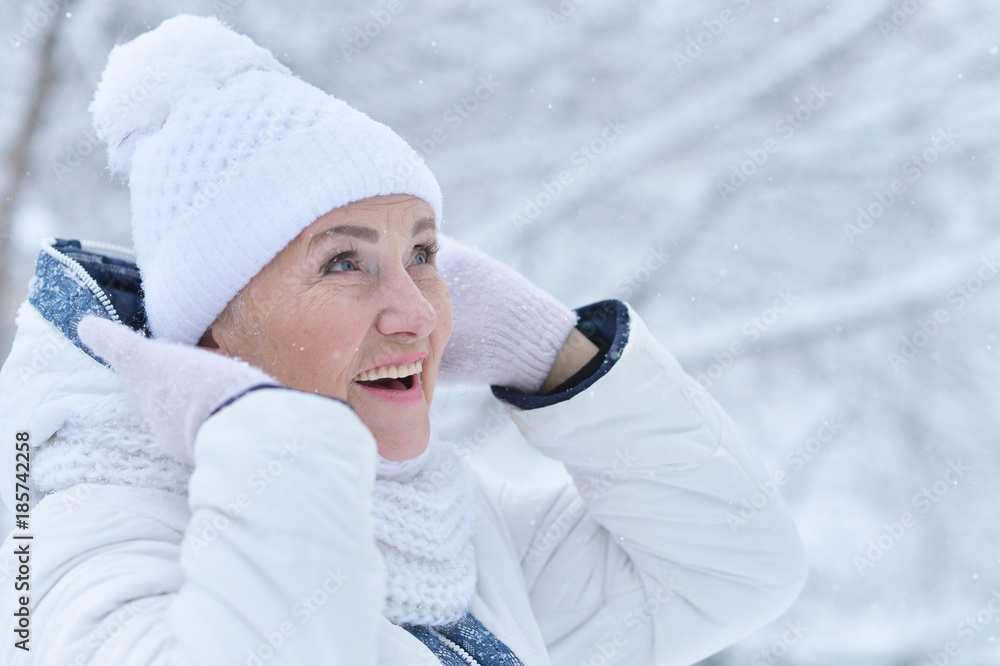 Obraz premium woman in winter clothes posing 