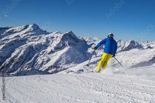Sciatore nelle alpi photo
