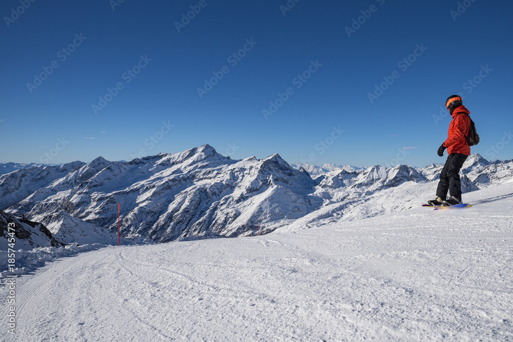 Sciatore nelle alpi