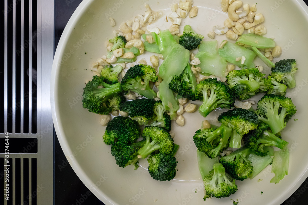 Broccoli und Cashew Nüsse in einer Bratpfannen auf einem Herd Broccoli und Cashew Nüsse in einer Bratpfannen auf einem Herd