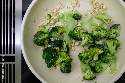 Broccoli und Cashew Nüsse in einer Bratpfannen auf einem Herd