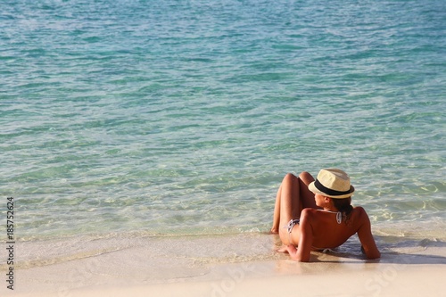 Young fashion woman relaxing on warm tropical beach © Максим Акифьев
