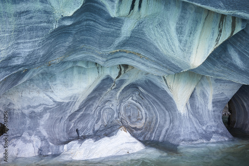 Fotografia Detail of the Marble Caves formed by water erosion along the edge of Lago General Carrera along the Carretera Austral in Northern Patagonia, Chile
