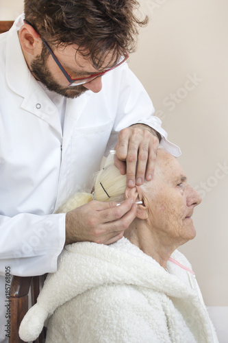 Pielęgnacja osób starych. Czyszczenie uszu patyczkiem.