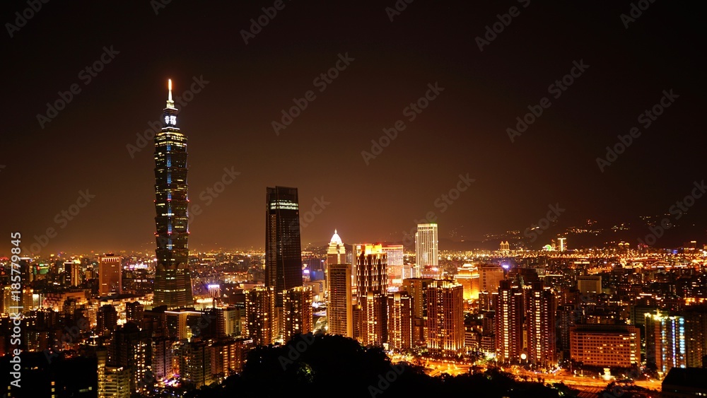 Fototapeta premium Wgląd nocy Taipei 101