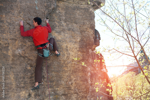 Fototapeta Naklejka Na Ścianę i Meble -  climber climbs the rock..