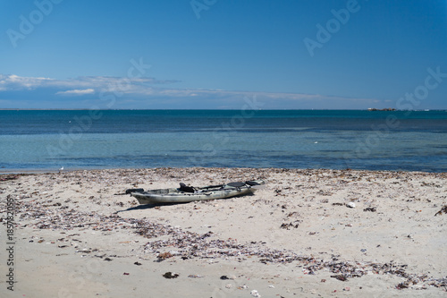 Verlassenes Boot am Strand im Sand im Hintergrund das Meer