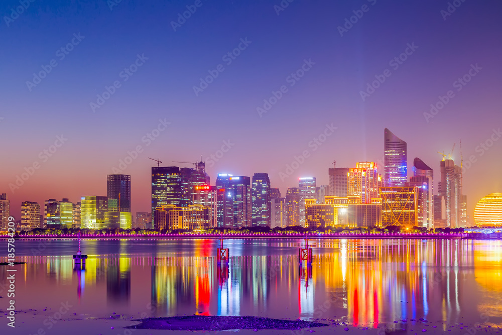 Fototapeta premium Nocny krajobraz i panoramę miejskiego krajobrazu architektonicznego