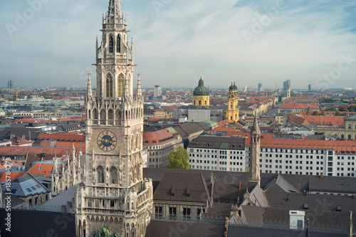 Blick auf das Rathaus und die Stadt München