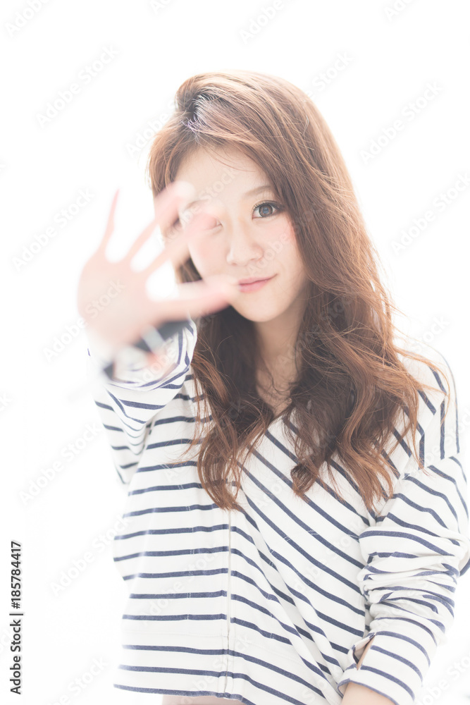 Fototapeta premium 逆光・女性