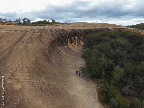 Touristen besuchen Waverock in West-Australien mit Sicht von oben photo