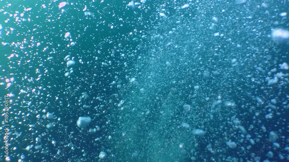 A stream of small air bubbles rising from the depths. Stock Video