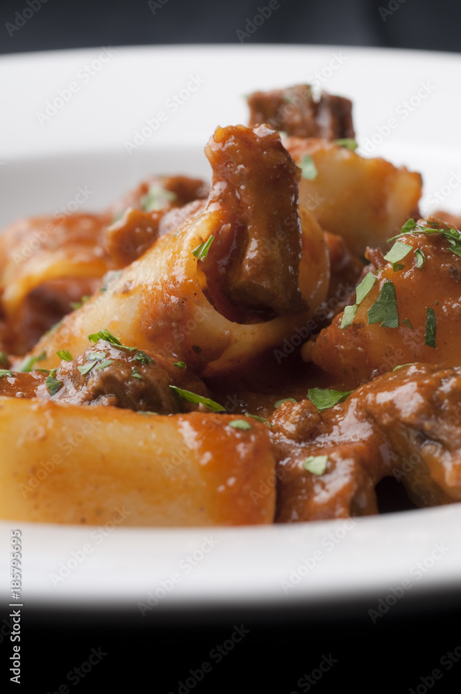Macarrones con pasta Nápoles y salsa de rabo de buey Macarrones con pasta Nápoles y salsa de rabo de buey