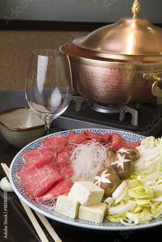 shabu-shabu, es una variante japonesa de hot pot (fondue chino). El plato está relacionado con el sukiyaki en estilo, ya que ambos emplean carne y verdura cortadas finamente, y suelen servirse con sal